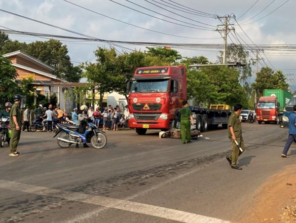 Chuyển hướng không quan sát, người phụ nữ bị xe đầu kéo đâm tử vong
