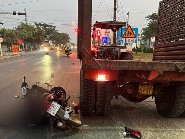 Va chạm rơ-moóc xe máy cày đỗ ven đường, 1 người tử vong