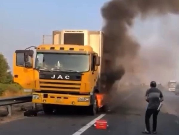 Kịp thời dập tắt vụ cháy xe tải trên cao tốc TP Hồ Chí Minh - Long Thành - Dầu Giây