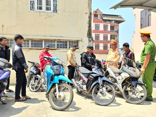 Nhóm 32 thanh thiếu niên Gia Lai bị phạt hơn 121 triệu đồng vì lạng lách, nẹt pô