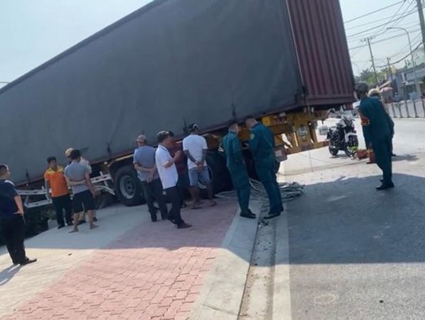 Xe container tông vào dải phân cách, đè nát xe máy