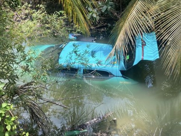 Taxi rơi xuống kênh khi vừa trả khách, tài xế thoát nạn