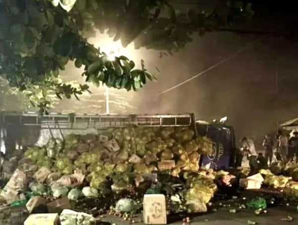 Xe tải lật ngang trên QL20, nhiều tấn rau củ tràn ra đường gây ách tắc giao thông