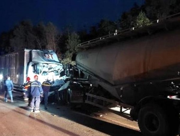 Hai xe tải đối đầu, tài xế tử vong mắc kẹt trong cabin