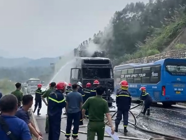 Xe container cháy rụi phần đầu trên cao tốc Nội Bài – Lào Cai