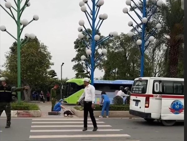 Vợ chồng thương vong khi đi xe máy tự lao vào dải phân cách