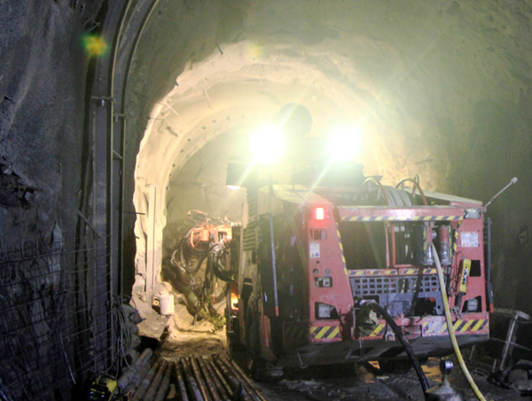 Tăng cường máy khoan chuyên dụng khắc phục nhanh sự cố sạt lở hầm đường sắt