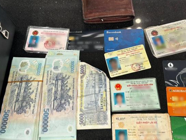 An ninh hàng không Nội Bài giúp hành khách tìm lại ví tiền và nhiều giấy tờ quan trọng