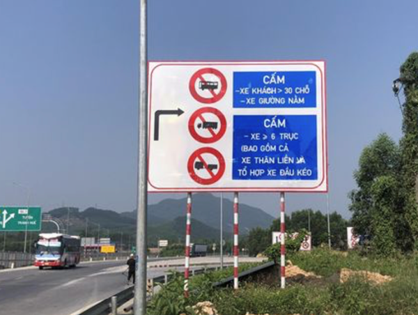 Bổ sung, lắp đặt biển báo tại các trạm dừng nghỉ