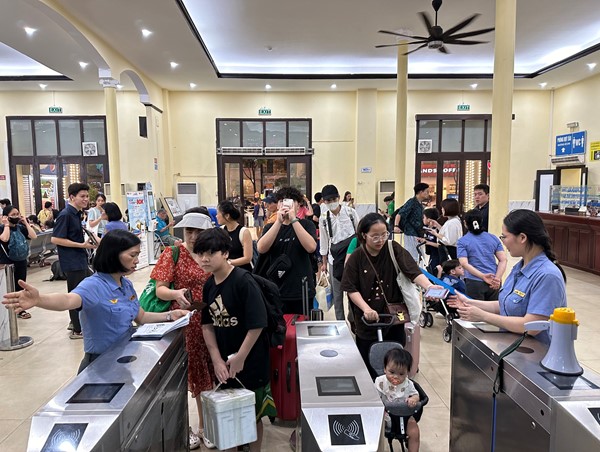Ga tàu Hà Nội, Sài Gòn nhộn nhịp phục vụ người dân về quê nghỉ lễ