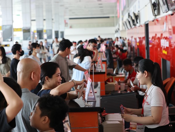 Sân bay Nội Bài và Tân Sơn Nhất đón hơn 209.600 khách ngày đầu nghỉ lễ 30/4