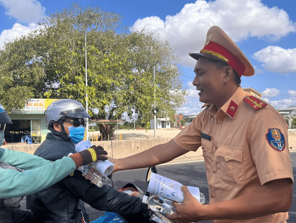 CSGT Bình Thuận đội nắng phát nước và tuyên truyền pháp luật ATGT cho người dân