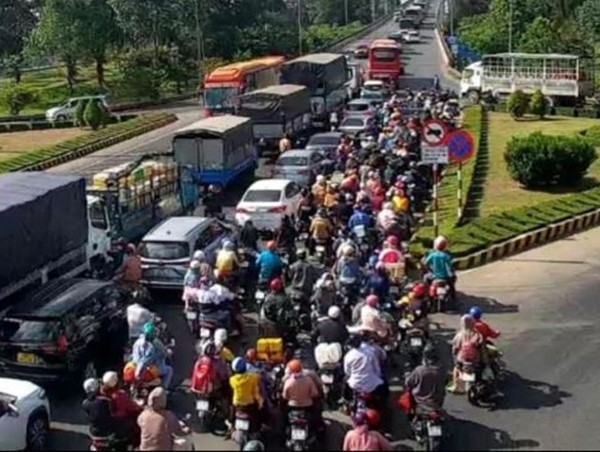 Giao thông ùn ứ nghiêm trọng ở cầu Rạch Miễu ngày 28/4