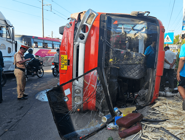 Ô tô chở 40 công nhân lật ngang trên Quốc lộ 1