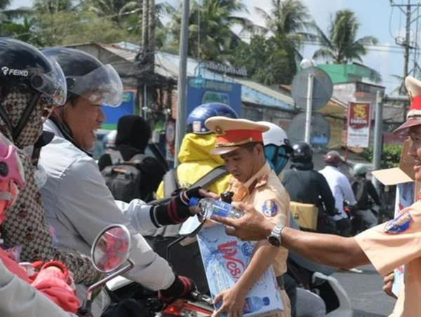 Công an Tiền Giang tặng hơn 5.000 chai nước cho người dân về quê nghỉ lễ