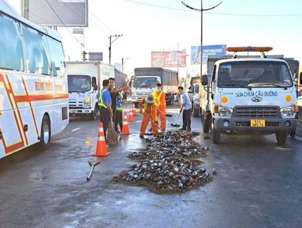 Thu gom mảnh vỡ của 70 két bia rơi trên đường dẫn cao tốc TP Hồ Chí Minh – Trung Lương