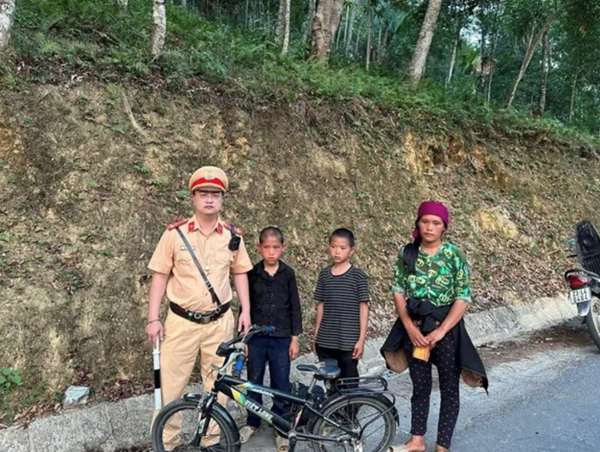 Cảnh sát giao thông Hà Giang đưa 2 cháu bé bị lạc về với gia đình
