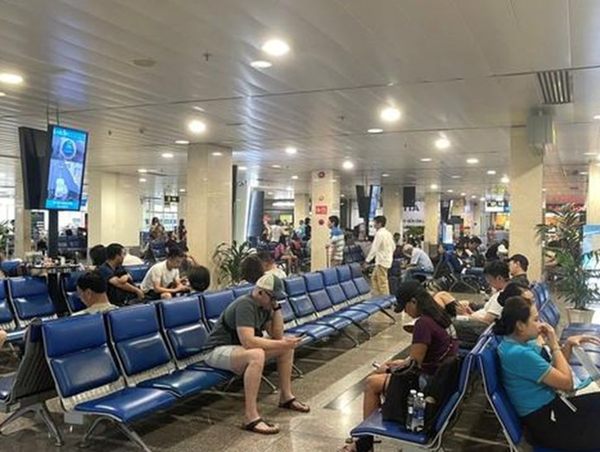 Lượng khách qua sân bay Tân Sơn Nhất thấp bất ngờ trong ngày 29/4