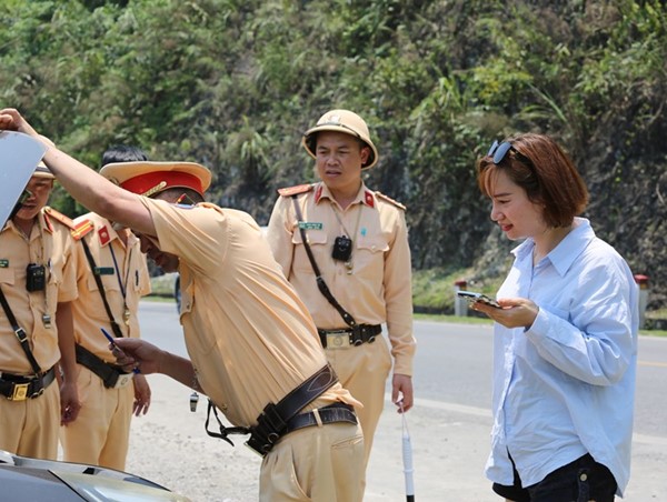 Những hình ảnh đẹp của cảnh sát giao thông cả nước dịp nghỉ lễ 30/4 - 1/5