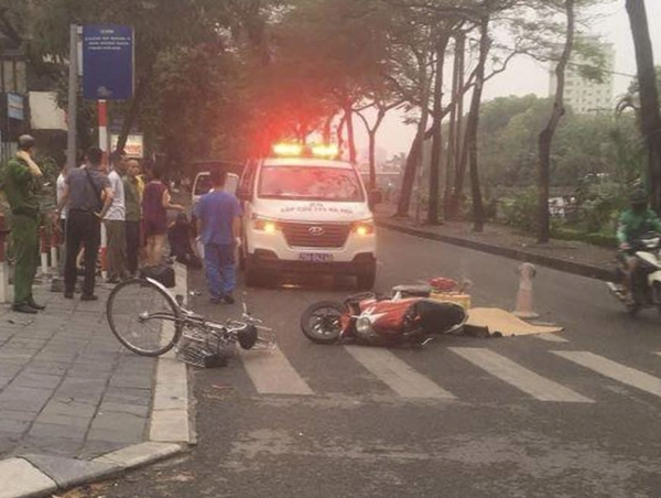 Một phụ nữ ở Hà Nội tử vong do đi xe máy phóng nhanh, phanh gấp