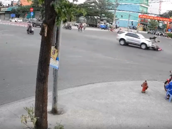 Vượt đèn đỏ và không đội mũ bảo hiểm, đôi nam nữ đi xe máy bị ô tô húc văng