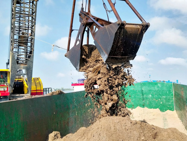 Mới đáp ứng được gần 1/3 nhu cầu cát thi công cao tốc Cần Thơ - Cà Mau