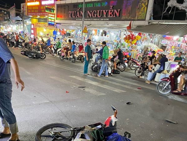 Cướp dây chuyền vàng bỏ chạy, tông hàng loạt xe trên đường ở Bình Dương