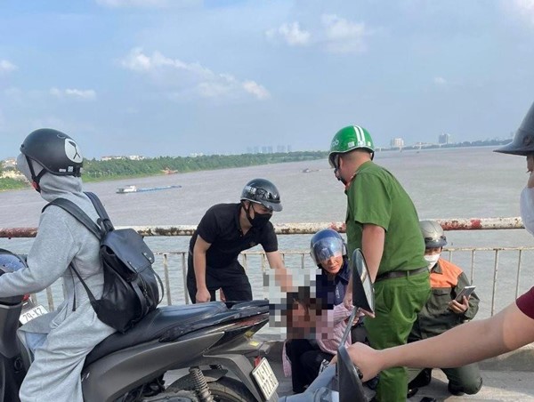 Cảnh sát giao thông ngăn người phụ nữ nhảy cầu tại Hà Nội