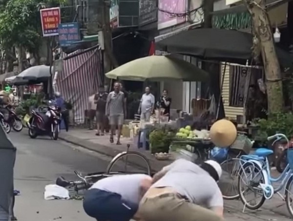 Mang theo côn tự chế, đạp xe đi tìm “đối thủ” giải quyết mâu thuẫn