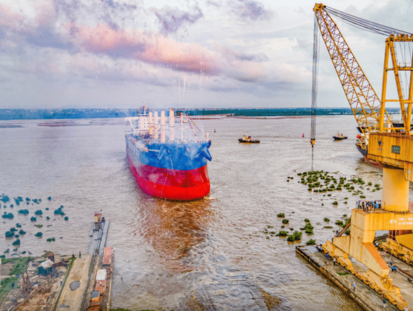Hạ thủy tàu hàng rời lớn nhất được đóng tại Việt Nam