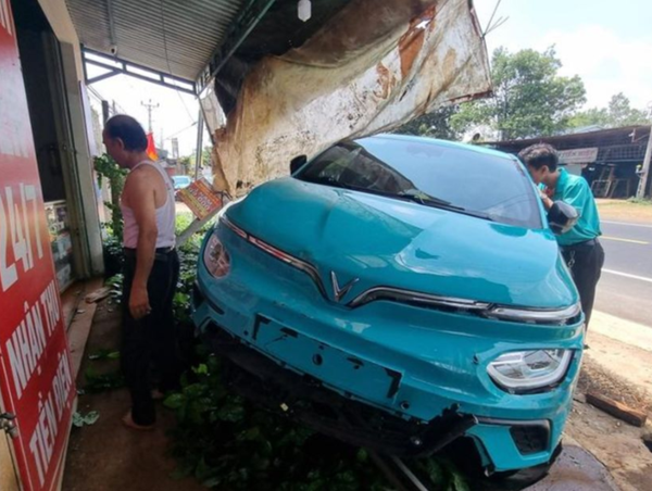 Taxi mất lái tông sập mái hiên nhà dân trên tỉnh lộ 664, Gia Lai