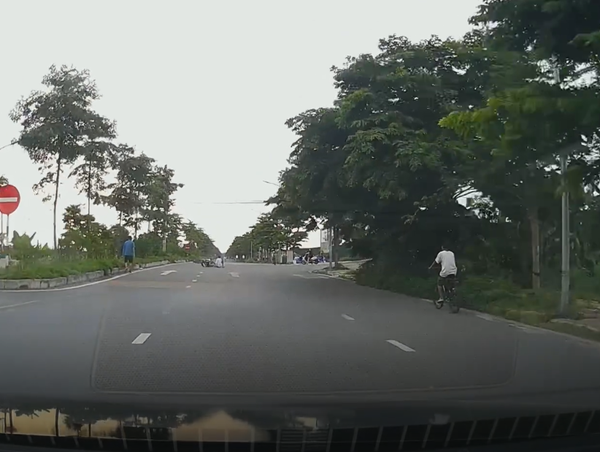 Lạng lách đánh võng trên đường, hai thiếu niên ngã ngay trước đầu ô tô