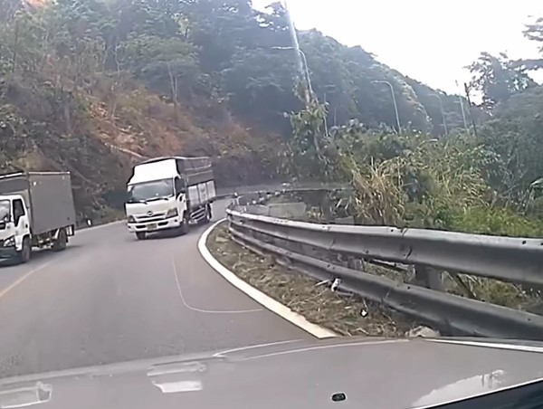 Xe tải lấn làn vượt ẩu ngay khúc cua, đối đầu xe con trên đèo