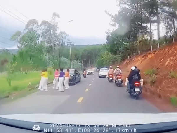 Nhóm phụ nữ dừng xe nhảy dân vũ ngay trên đường gây bức xúc