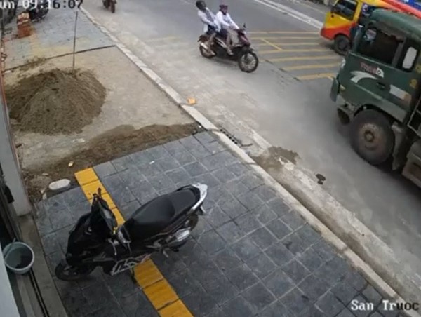 Xe máy loạng choạng tay lái lao vào đầu xe ben lấn làn ngược chiều