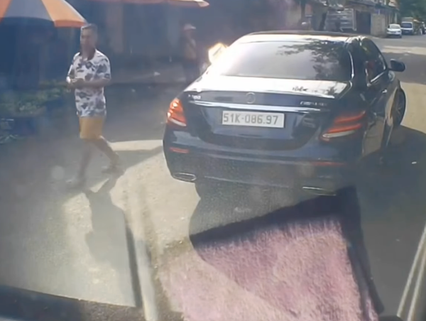 Người đàn ông bỏ ô tô giữa đường để đi chợ gây bức xúc