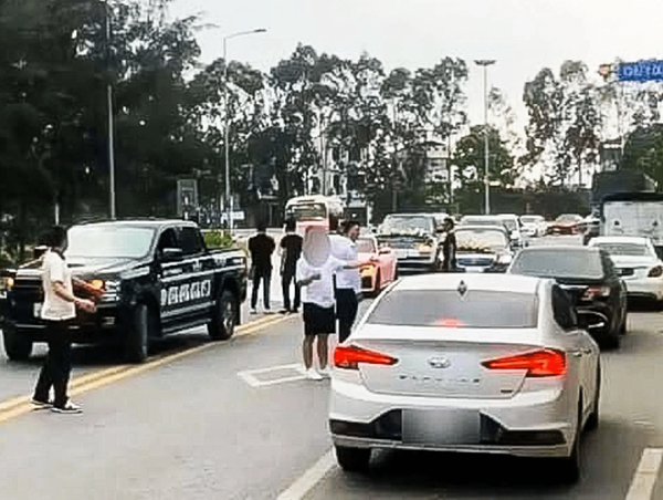 Khởi tố nhóm đối tượng dừng xe rước dâu giữa đường chụp ảnh ở Hải Dương