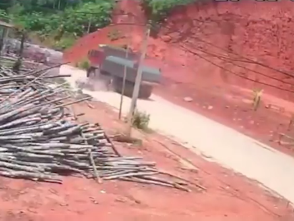 Vượt xe tải không quan sát, 2 xe máy tông nhau trực diện