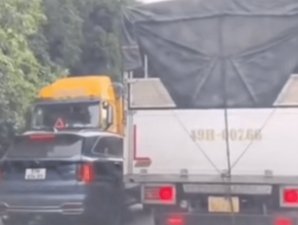 Suýt bị kẹp giữa 2 xe tải, ô tô con vẫn cố tình vượt tiếp ở khúc cua