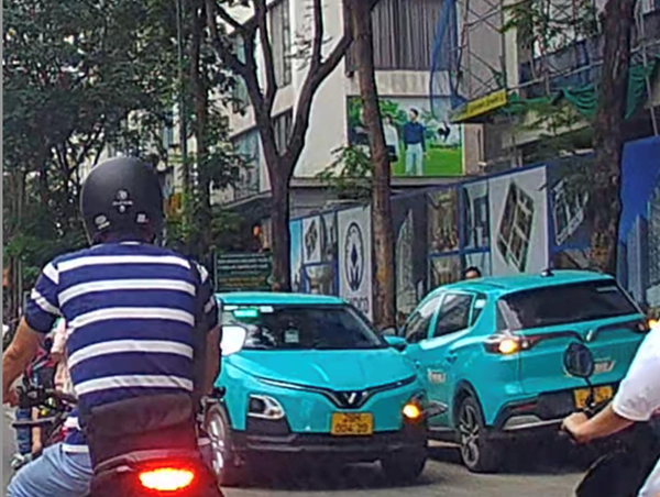 Taxi đi ngược chiều trên đường Lê Văn Lương