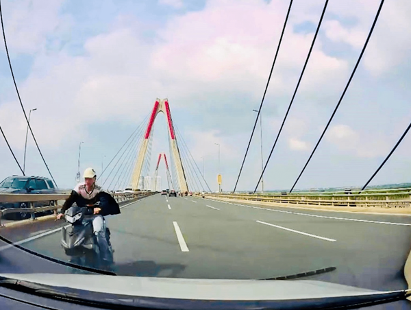 Khởi tố nam thanh niên đi xe máy ngược chiều trên cầu Nhật Tân