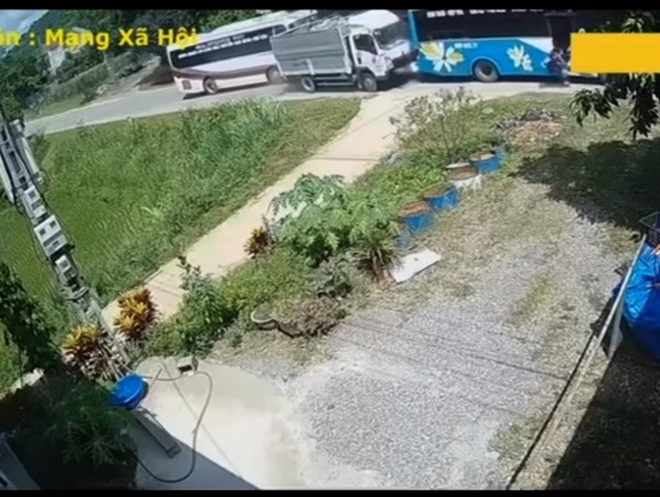 Dừng đón khách giữa đường, xe khách bị xe tải đâm bất ngờ từ phía sau