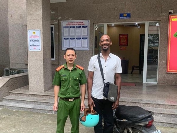 Du khách Anh nhận lại xe máy bỏ quên trên vỉa hè