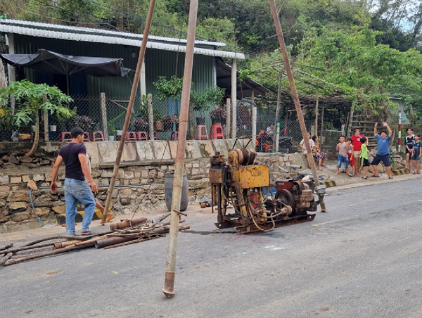 Khoan thăm dò địa chất để bơm bê tông khắc phục sạt lở hầm Chí Thạnh