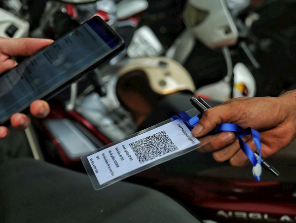 Thu phí gửi xe không dùng tiền mặt: thống nhất để nhân rộng