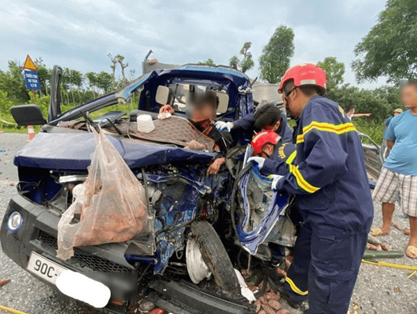 Giải cứu kịp thời người mắc kẹt do tai nạn giao thông