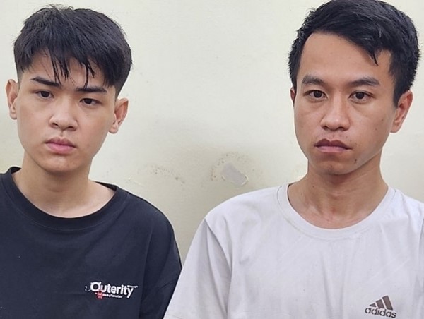 Bắt 2 kẻ đi xe máy cướp giật điện thoại của cô gái trên cầu Đông Trù