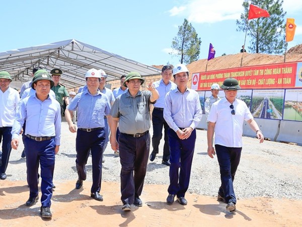 Thủ tướng yêu cầu đẩy nhanh tiến độ 3 dự án cao tốc Bắc Nam, thông xe vào 30/4/2025