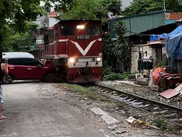 Vô ý đỗ sát đường tàu hoả, ô tô bị tông nát đầu