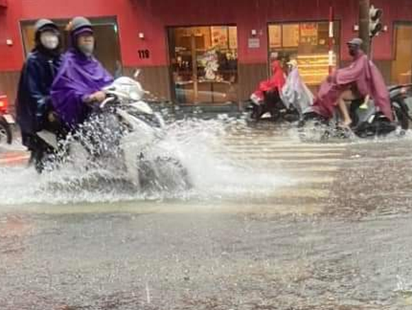 Hải Phòng: mưa lớn kéo dài, nhiều tuyến phố thành sông